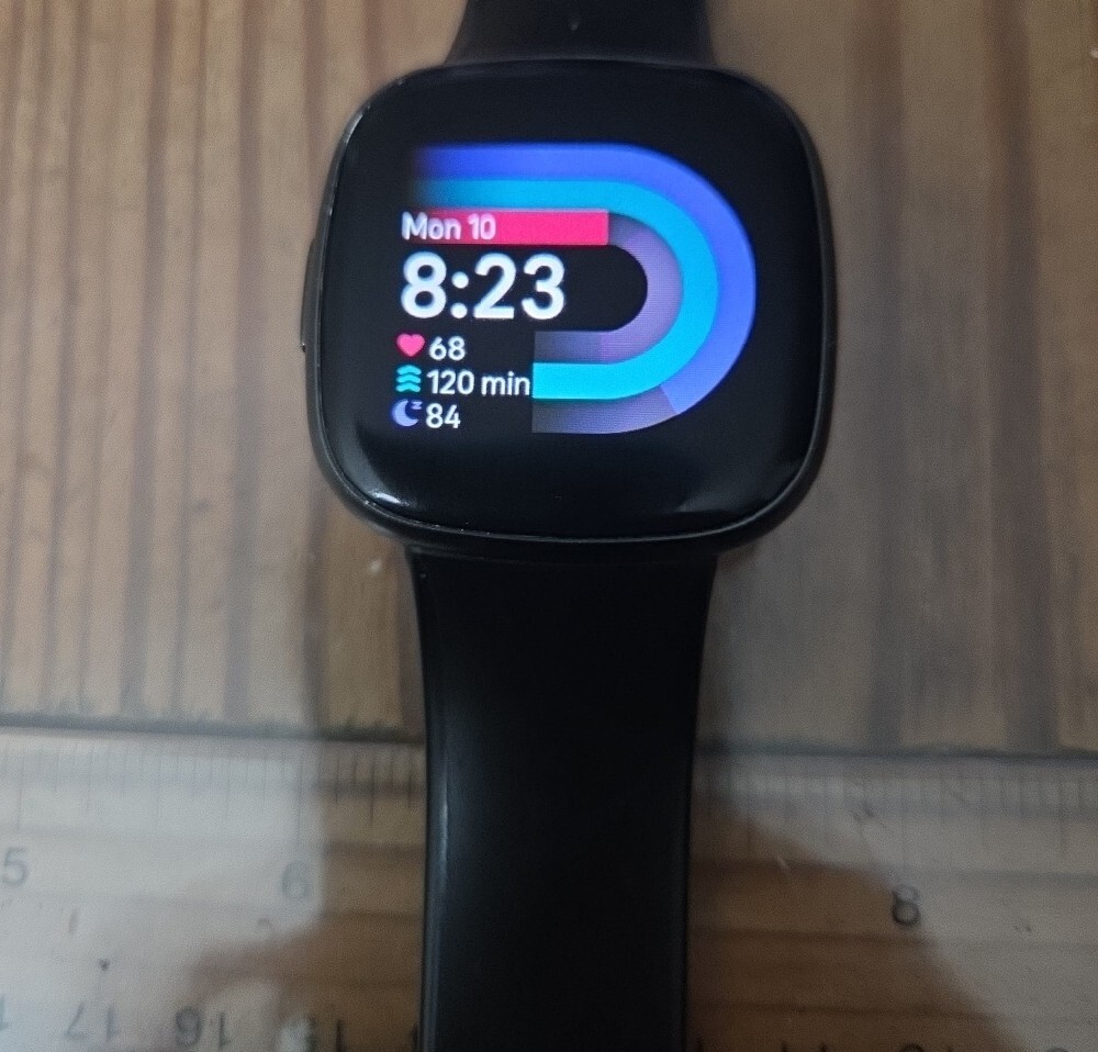 VERSA 4 FITBIT Black  Smartwatch with Silicone Band + Charger